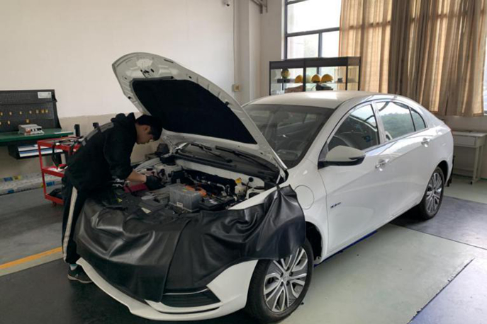 汽車技術(shù)組的同學(xué)正在練習(xí)新能源車故障診斷與排除項(xiàng)目
