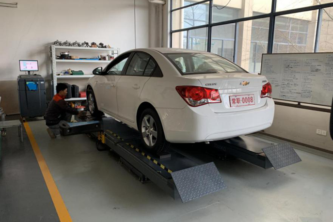 汽車技術(shù)組的同學(xué)正在練習(xí)車輛四輪定位與動(dòng)平衡項(xiàng)目