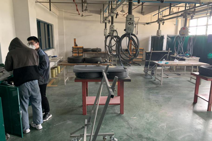 噴漆組的同學(xué)們正在討論相關(guān)技術(shù)問題