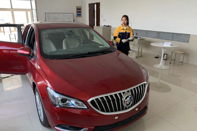 汽車營(yíng)銷組的同學(xué)正在練習(xí)六方位環(huán)車，前期檢查等項(xiàng)目