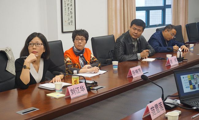 專家團隊聽取匯報