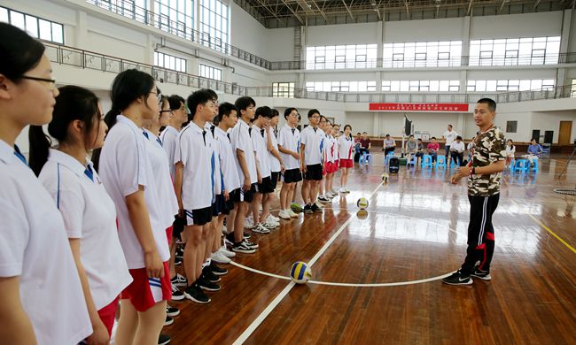 排球——正面雙手墊球    授課教師：馮磊
